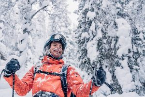Glad skidåkare snö skog Foto: Emrik Jansson