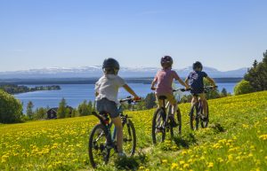 Barn cyklar Frösön fjällutsikt Göran Strand