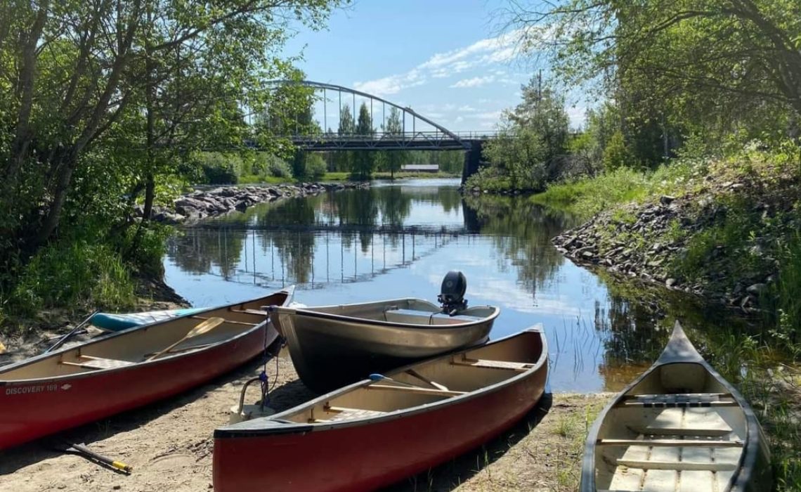 Båtar till uthyrning vid Ammeråns fiskecamp. Foto: Ammeråns fiskecamp