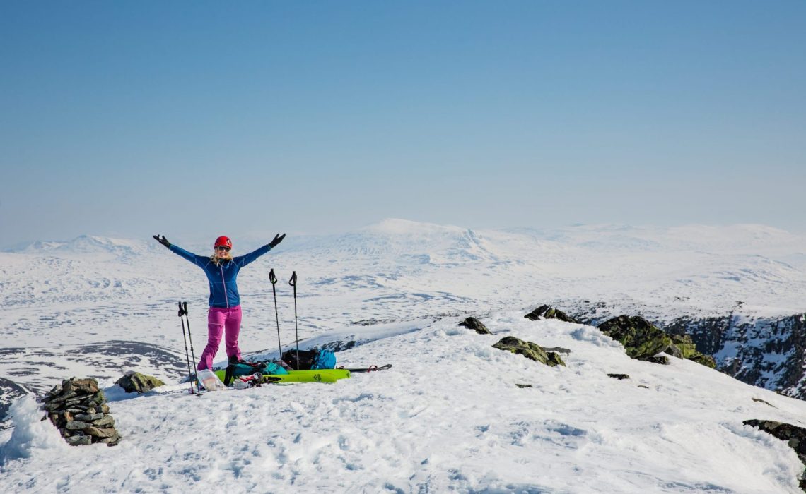 Tjej toppen av ett fjäll Anette Andersson