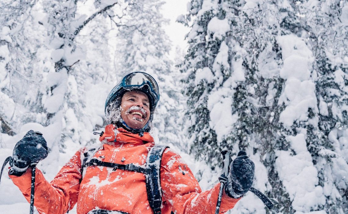 Glad skidåkare snö skog Foto: Emrik Jansson
