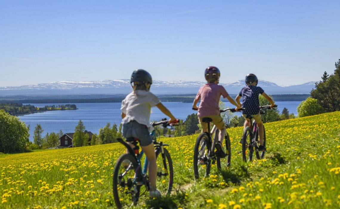Barn cyklar Frösön fjällutsikt Göran Strand