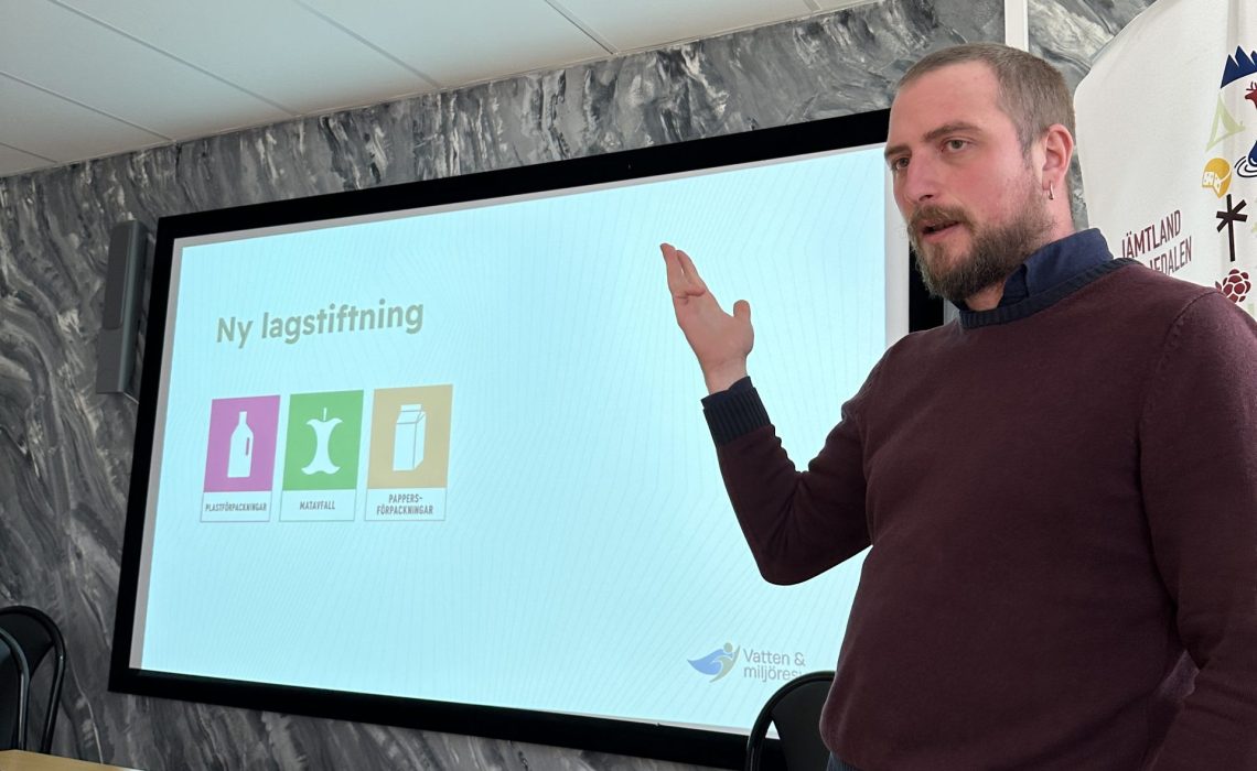 Robin Loo, avfallschef på Vatten & Miljöresurs, diskuterade avfall och hållbarhet med deltagarna. Foto: Johan Ericson, JHT