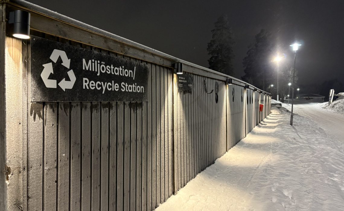 På Skellefteå Camping arbetar mycket med utveckling av hållbarhet. En dal av det arbetet har mynnat ut en nybyggd miljöstation där gästerna smidigt kan sortera deras avfall. Foto: Johan Ericson, JHT