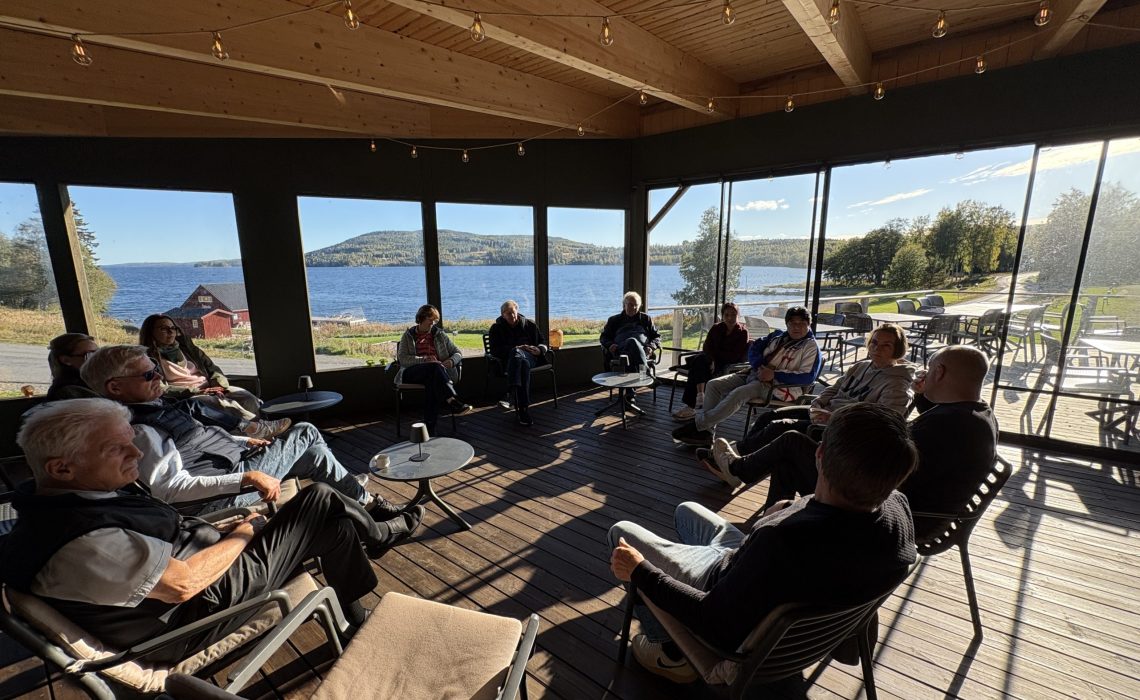Campingarna i samtal med Fredrik Wedin på Skulebergets Havscamping. Foto: Johan Ericson, JHT