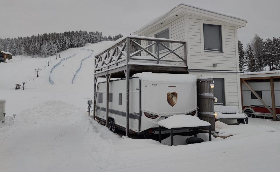 På campingen i Kåbdalis fick vi bevittna en udda kur till en husvagn. 2 våningar och med en terass över husvagnen. Foto: Johan Ericson, JHT