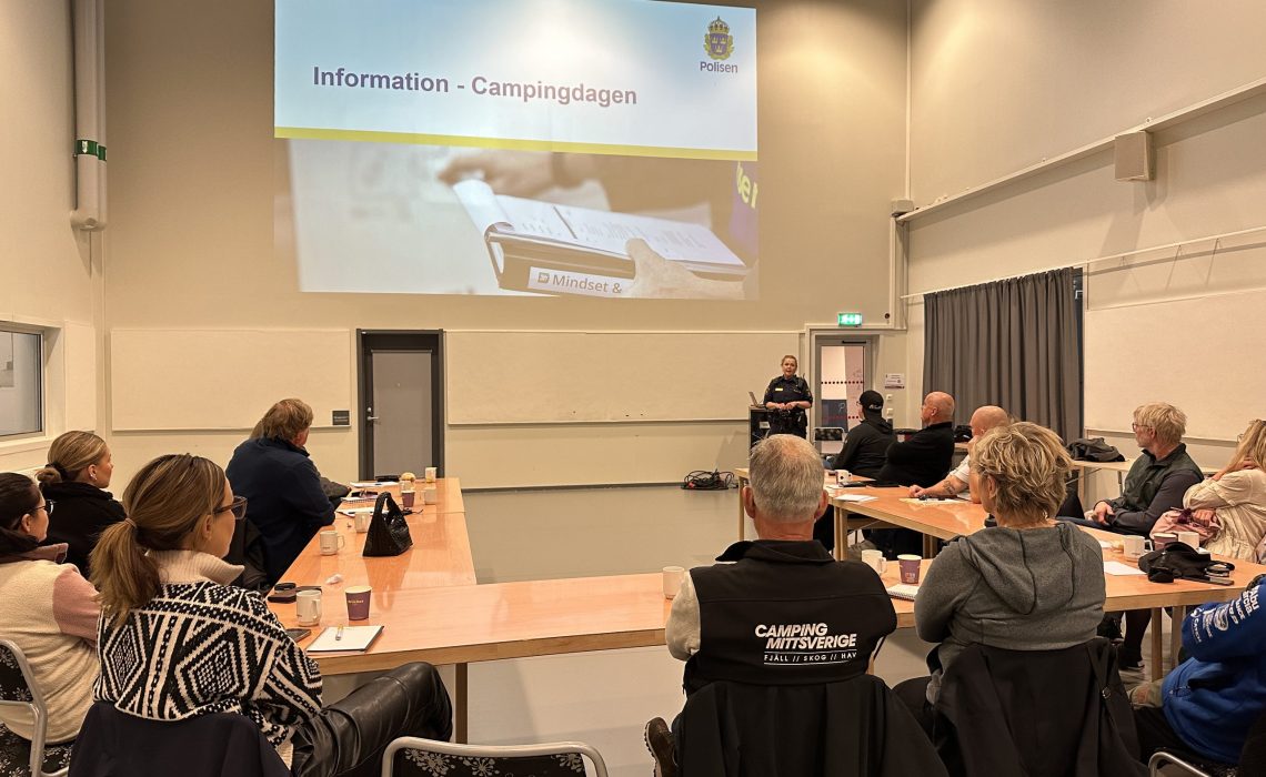 Nyfikna campingägare lyssnar på Maria Könberg från polisen. Campingdag 2024. Foto: Johan Ericson, JHT