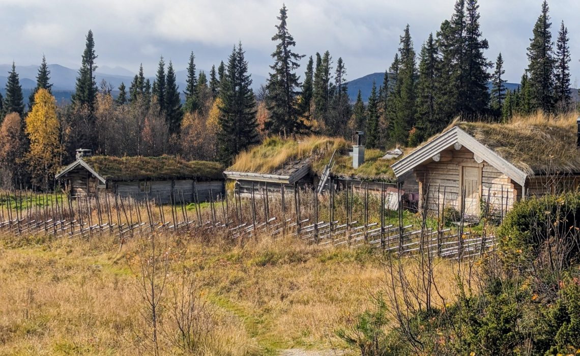 Ruvallens fäbod i Funäsfjällen fjällutsikt höst