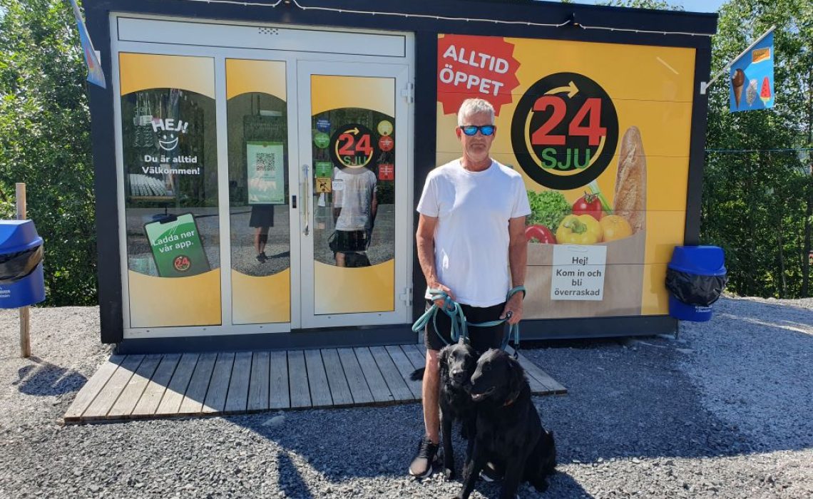 Kent Halvarsson utanför den lokala dygnetruntöppen butiken i Åkersjön. Foto: Privat