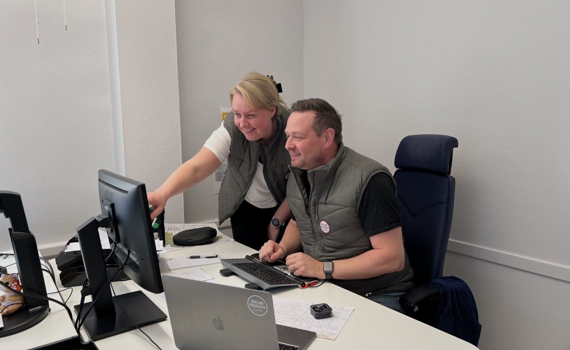 Johan Ericson och Pauline Lundh Pedersen, på JHT, samarbetar inför en utbildning. Foto: Moa Eriksson, JHT