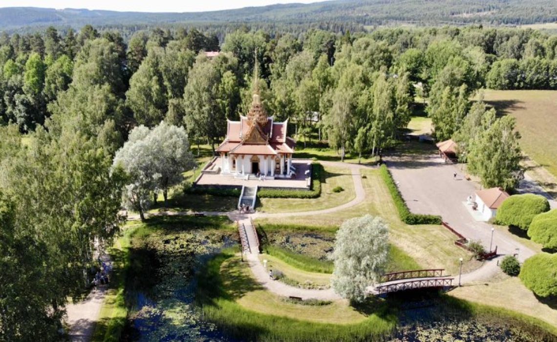 Intill Thaipaveljongen i Ragunda kommun liggerPaveljongterassen med 10-talet ställplatser som vi besöker på dagstrippen.